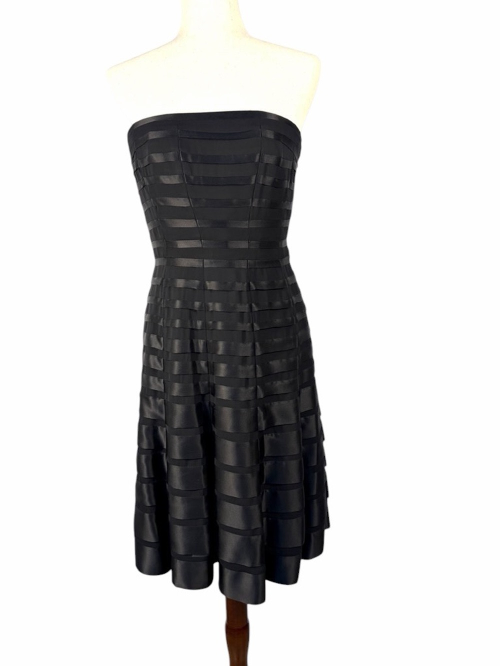 Carmen Marc Valvo Silk Strapless Black Textured Cocktail Dress. Size 6